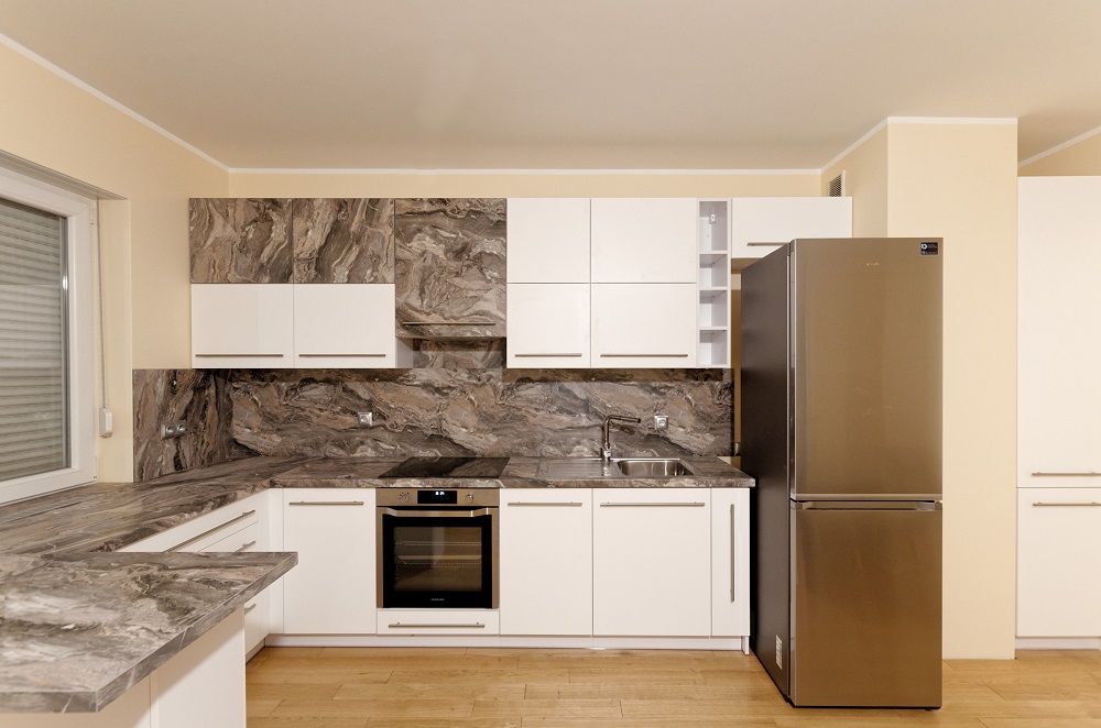 Jakie fronty do kuchni wybrać? – Fronty akrylowe czy lakierowane?